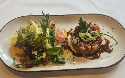 Die Surf’n Turf Kitchen in Winterhude hat so einiges zu bieten: Neben der Küche zugeschriebenen obligatorischen Kombination aus Fleisch- und Fischgerichten gibt es ebenso knackige Salate mit Grapefruit und Orange – exquisit / ©Surf’n Turf Kitchen