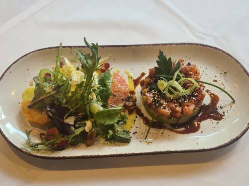 Die Surf’n Turf Kitchen in Winterhude hat so einiges zu bieten: Neben der Küche zugeschriebenen obligatorischen Kombination aus Fleisch- und Fischgerichten gibt es ebenso knackige Salate mit Grapefruit und Orange – exquisit / ©Surf’n Turf Kitchen