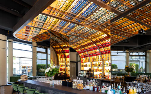 Die sonst eher triste Troplowitzstraße mischt das Gaia mit seiner eindrucksvollen Inneneinrichtung auf / ©Gaia/Thorge Huter