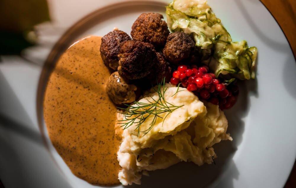 Ein beliebter Klassiker der schwedischen Küche wärmt Herz und Magen: Köttbullar / ©Unsplash/Emanuel Ekstrom