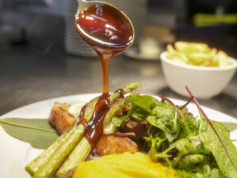 Eine intensiv aromatische Soße, Spargel und Lachs – was für ein rundes Geschmackserlebnis / ©Sven Rabe