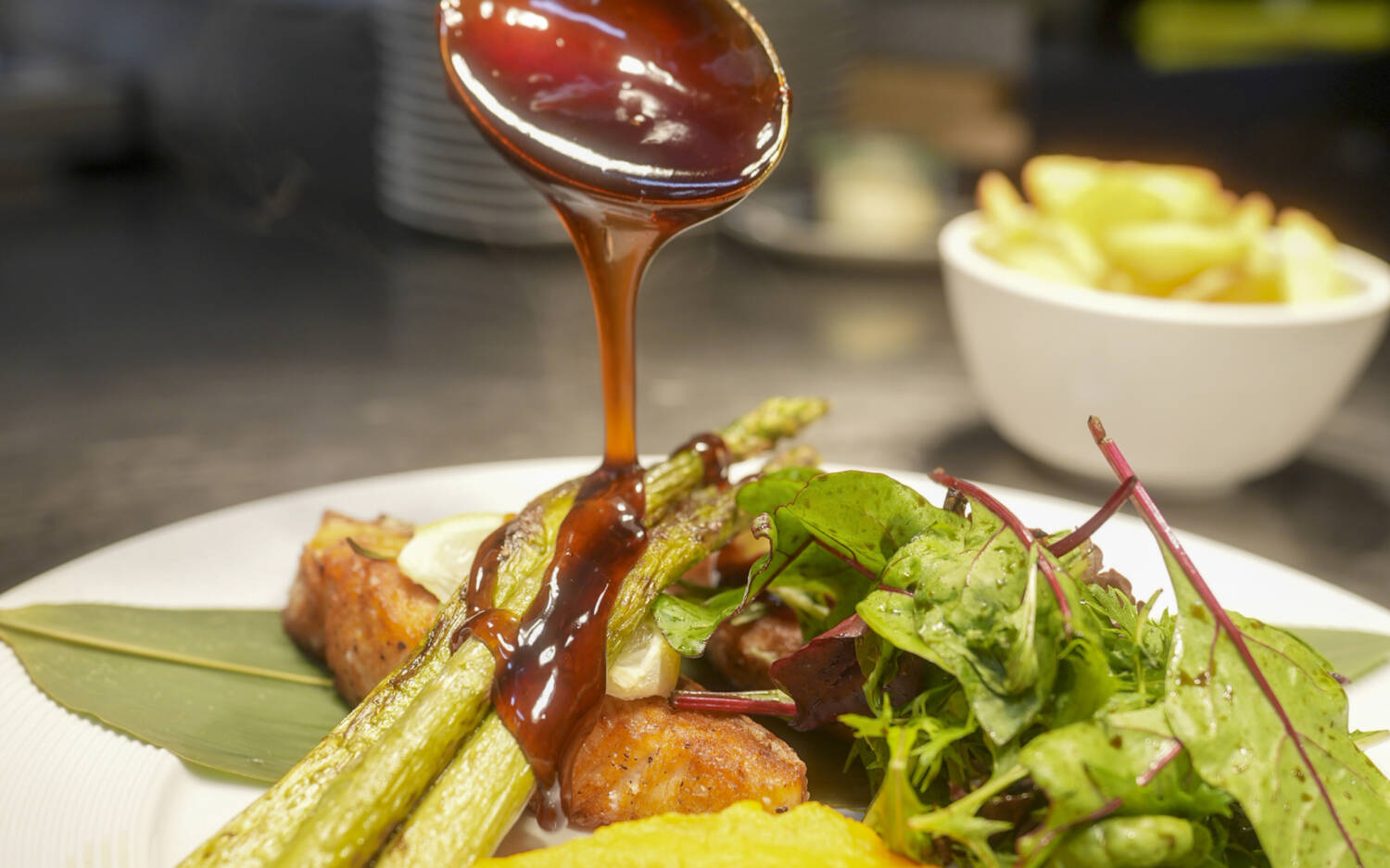 Eine intensiv aromatische Soße, Spargel und Lachs – was für ein rundes Geschmackserlebnis / ©Sven Rabe