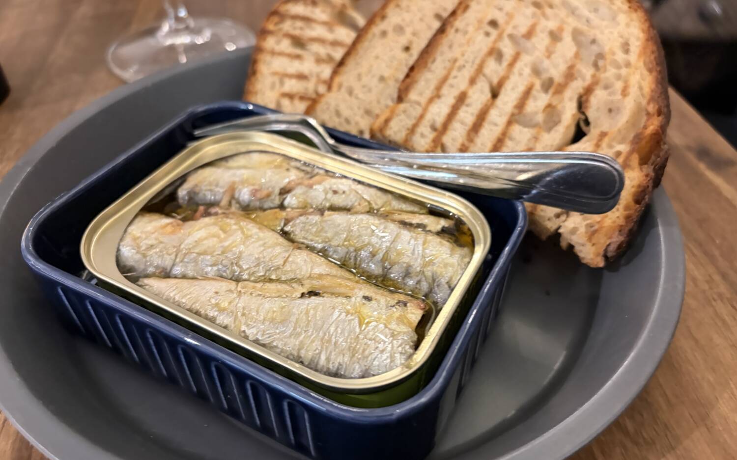 Eine Sardinendose mit Röstbrot: „Fleischig, aromatisch, eingelegt in fruchtigem Olivenöl – schlicht und sehr gut“, so unser Tester / ©Michael Hein