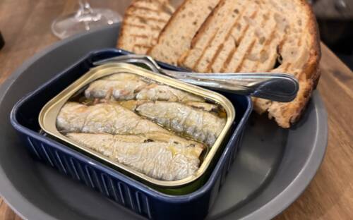 Eine Sardinendose mit Röstbrot: „Fleischig, aromatisch, eingelegt in fruchtigem Olivenöl – schlicht und sehr gut“, so unser Tester / ©Michael Hein