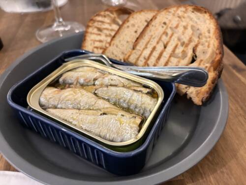 Eine Sardinendose mit Röstbrot: „Fleischig, aromatisch, eingelegt in fruchtigem Olivenöl – schlicht und sehr gut“, so unser Tester / ©Michael Hein