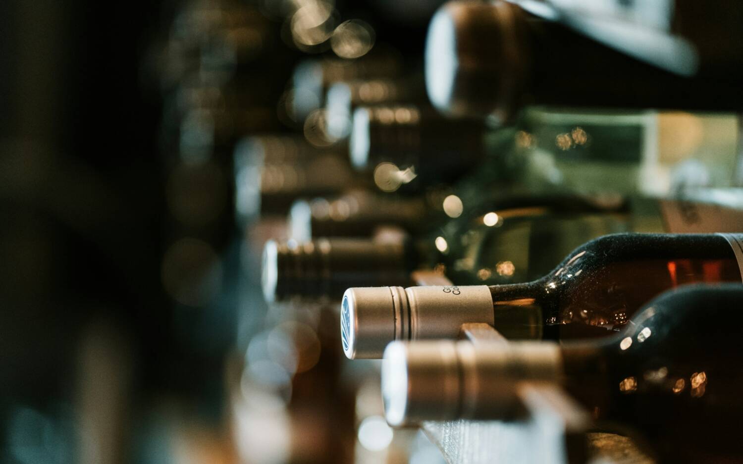 Eine Weinbar für alle: Calistoga Wine Saloon in Eppendorf / ©Unsplash/ Hermes Rivera