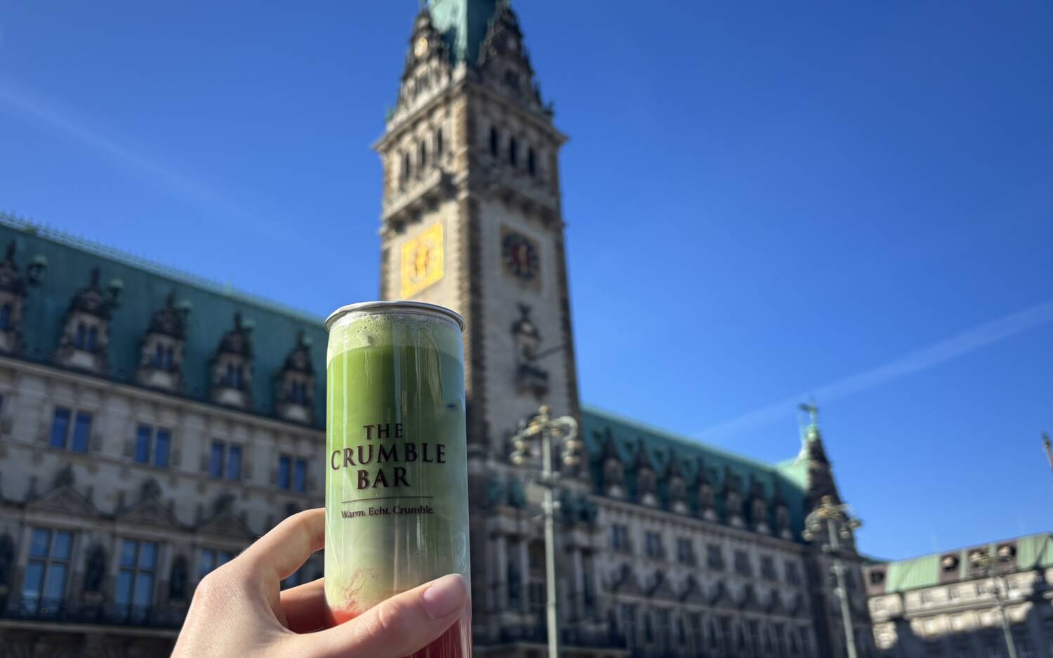 Erdbeer-Matcha-Latte der Crumble Bar / ©Natalie Müller 