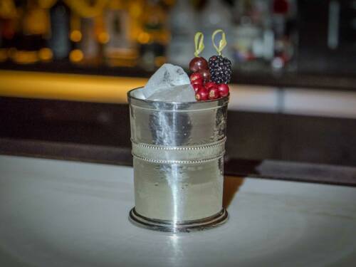 Essbare Dekoration verleiht den Drinks den letzten Schliff: das Le Lion in der Altstadt / ©Le Lion/ Svetlana Holz