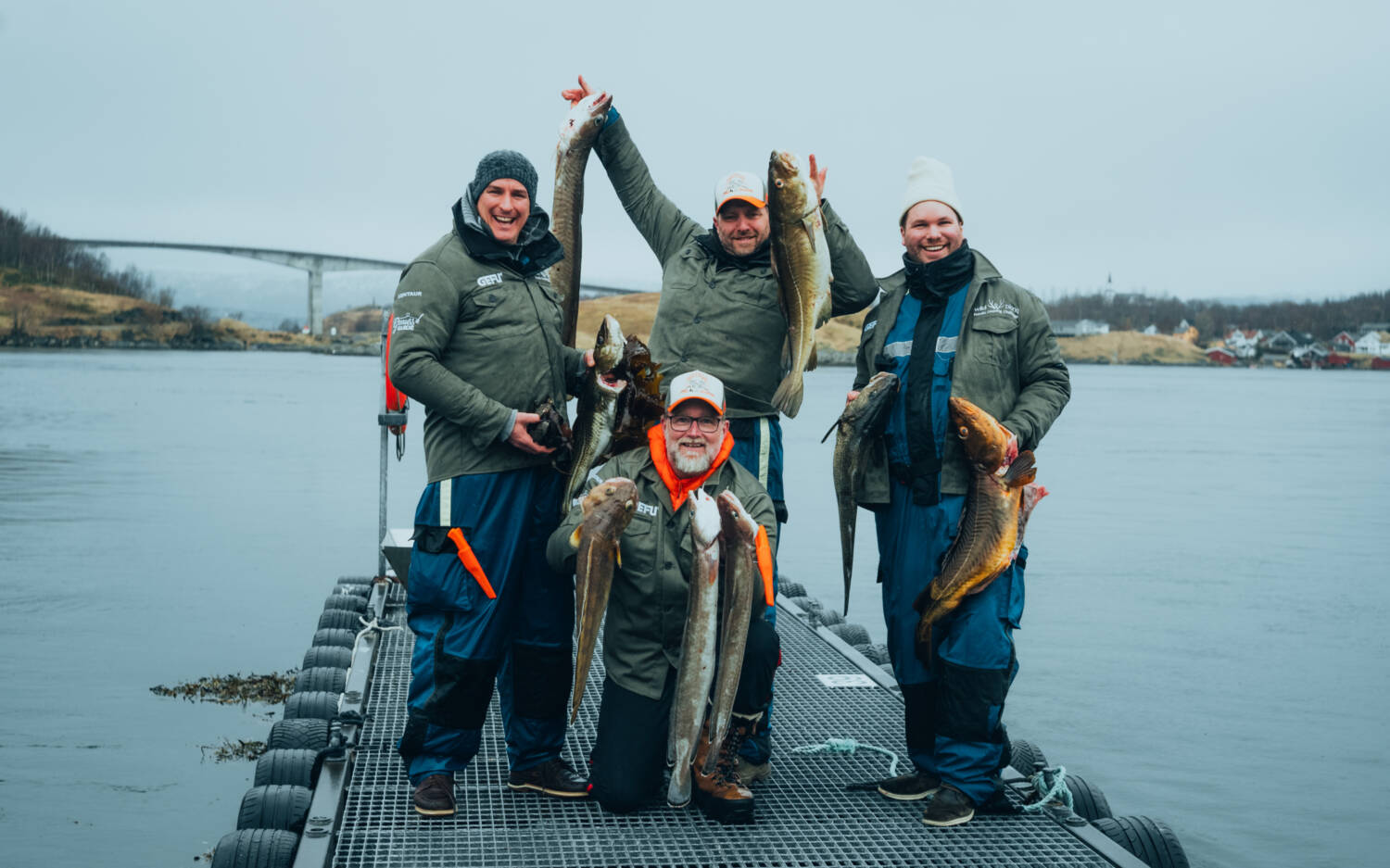 Fisch große Fische: Matthias Gfrörer, Patrick Diehr und Lucas Müller (v.l.) mit Initiator Brian Bojsen (u.) / ©Julian Würzler