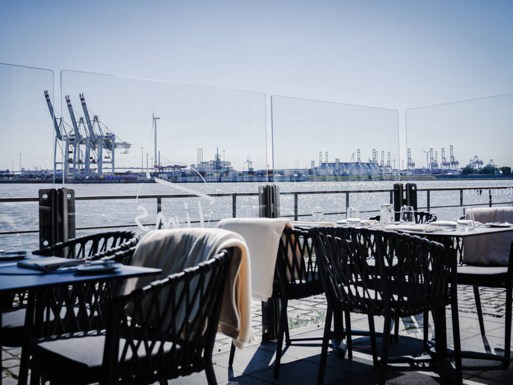 Freier Blick auf Elbe und Docks: Wenn man einen Standort mit dem ausgedehnten „1a“ betiteln möchte, dann bitte diesen hier / © Alexia Rabe