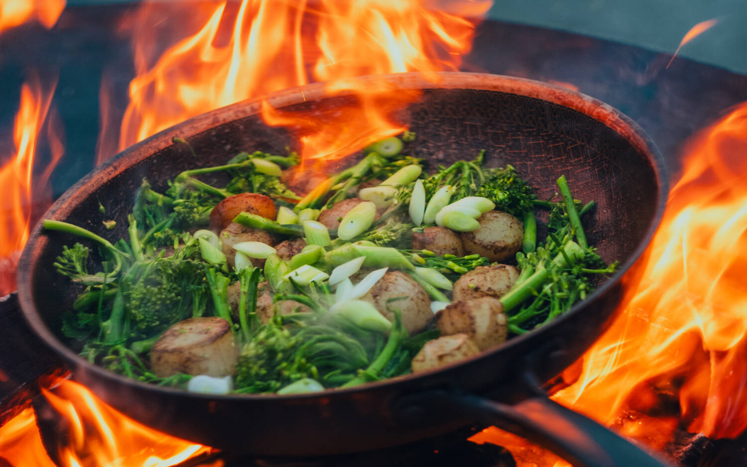 Gekocht wird draußen über offenen Feuer / ©Julian Würzler