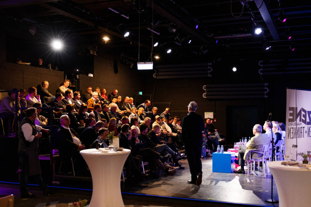 Gespannte Stille – Die Gäste lauschen aufmerksam dem Talk / ©Liza Holiarchuk