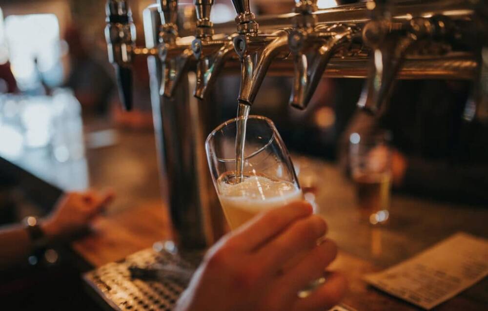 Gibt es im Fleetenkieker jede Menge: frisches Bier / ©Unsplash/Amie Johnson