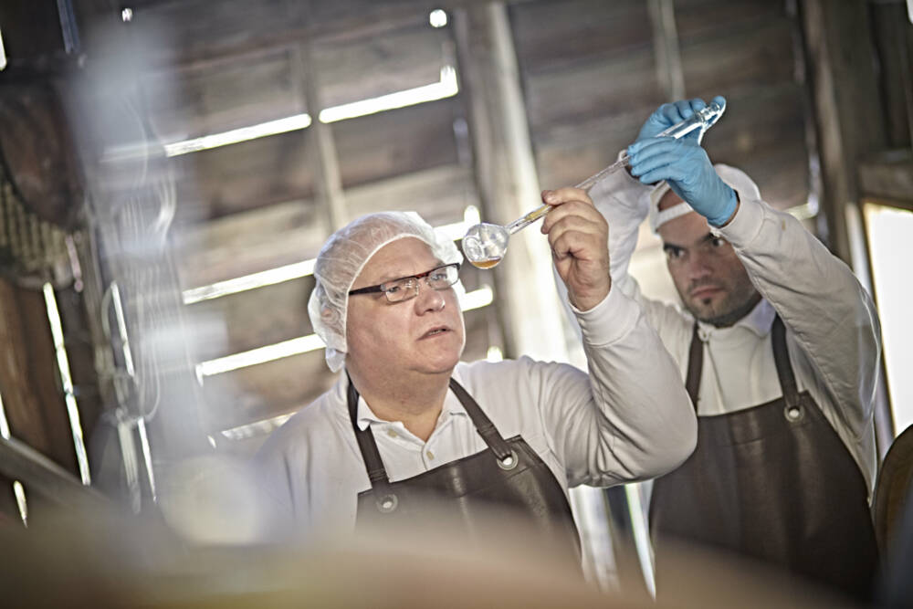 Handwerk mit Tradition – Theo F. Berl produziert deutschen Balsamico / ©HELA