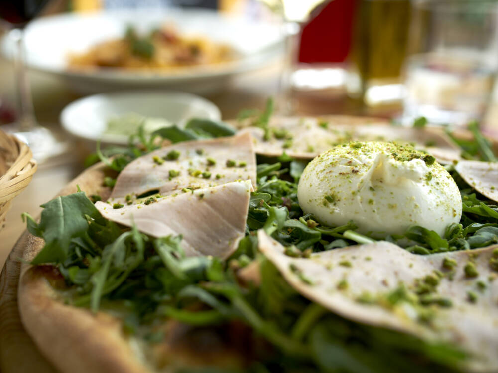 Hat hier jemand Italien gesagt? Burrata auf frischem Rucola als Pizzabelag trifft immer ins Grüne / ©Marc Sill