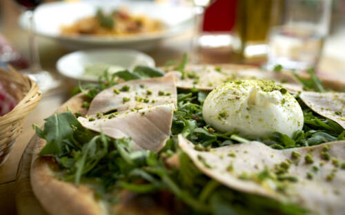 Hat hier jemand Italien gesagt? Burrata auf frischem Rucola als Pizzabelag trifft immer ins Grüne / ©Marc Sill