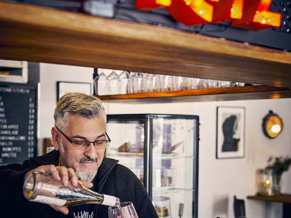 Hier gibt es mehr als nur Kaffee: Hafenmeisterei in Altona / ©Marc Sill