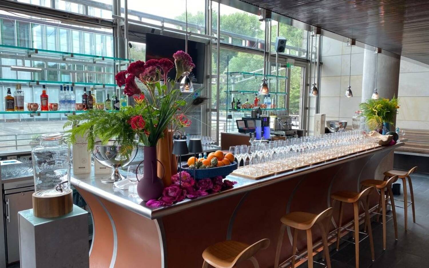 Hinter großen Glasfronten blicken Gäste direkt auf moderne Architektur, Bäume und die Elbe ©Traiteur Wille