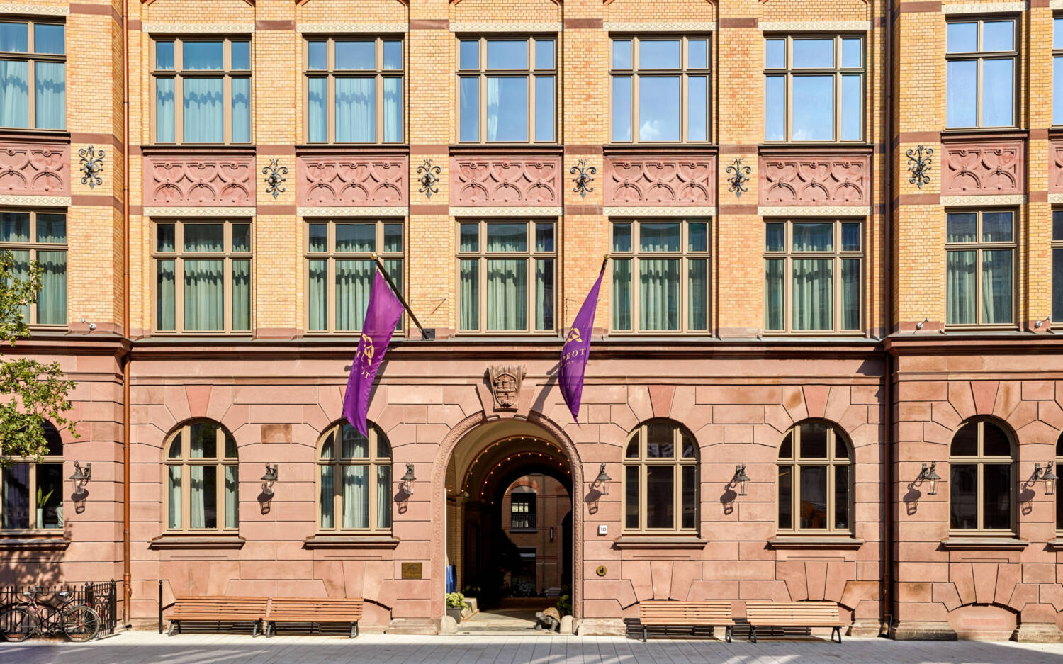 Hinter der imposanten Fassade liegt das Hotel Tortue und lädt an Ostern zu einem besonderen Brunch ein / ©Tortue Hamburg