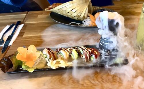 Im Kenko in Stellingen trifft California-Sushi mit Lachs, Tuna und Avocado auf einen Hauch Showeffekt, serviert mit einem Fläschchen Flüssig-Stickstoff / ©Foodbild