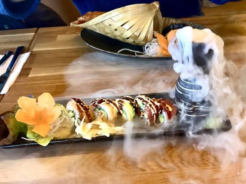 Im Kenko in Stellingen trifft California-Sushi mit Lachs, Tuna und Avocado auf einen Hauch Showeffekt, serviert mit einem Fläschchen Flüssig-Stickstoff / ©Foodbild