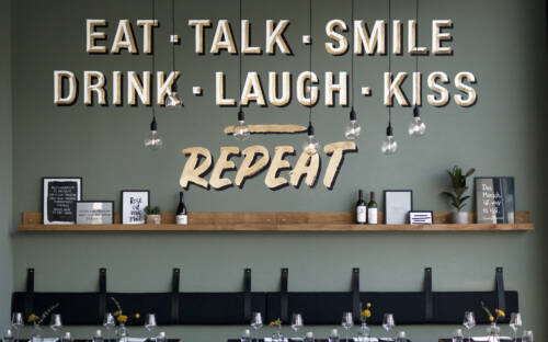 Im Kinfelts Kitchen & Wine  gibt es ein Motto: EAT – TALK – SMILE – DRINK – LAUGH – KISS – REPEAT / ©Per Kasch