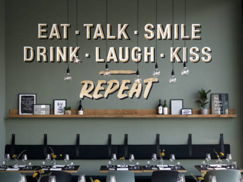 Im Kinfelts Kitchen & Wine  gibt es ein Motto: EAT – TALK – SMILE – DRINK – LAUGH – KISS – REPEAT / ©Per Kasch