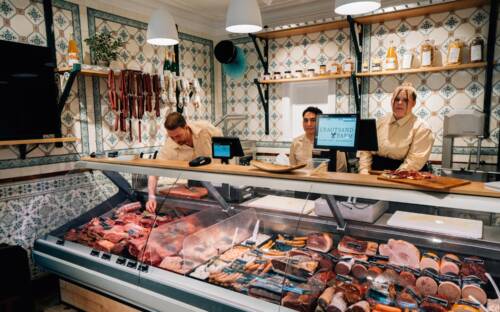 Im Lehmweg hat die zweite Manufaktur und Fleischerei der Krautsand Farm eröffnet / ©Malvin Keppler