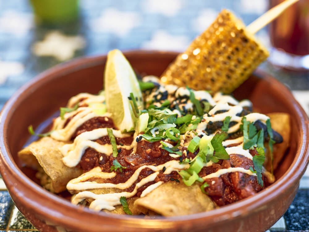 Im Vegan Eagle kann man, wie der Name schon stark vermuten lässt, die vegane Küche in vollen Zügen genießen – unter anderem gegrillten Mais mit lecker gerollten veganen Wraps, Soße, Kräutern, Sesam und Zitronenscheiben als Garnish. Eine wahre Explosion von Geschmäckern / ©Marc Sill