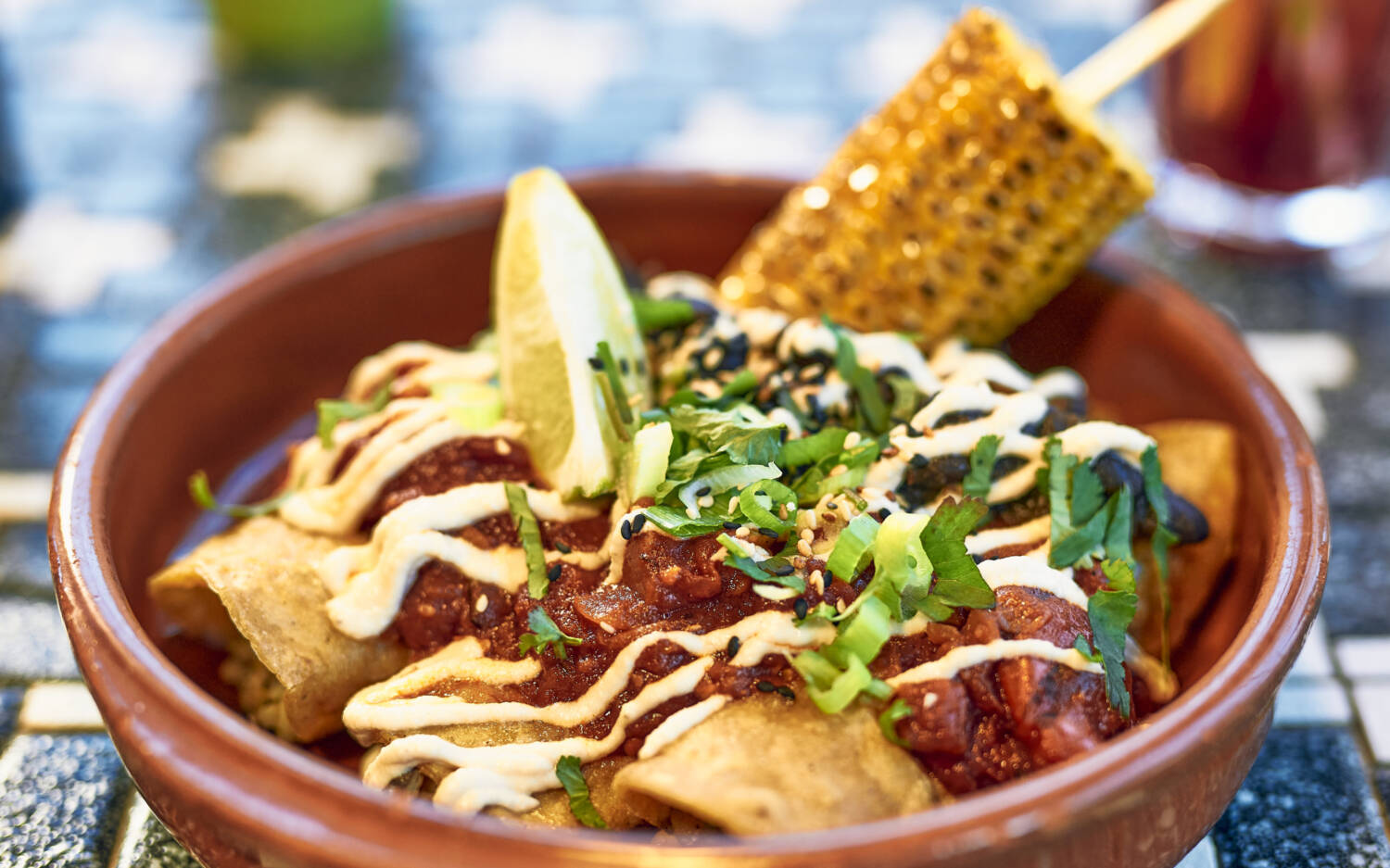 Im Vegan Eagle kann man, wie der Name schon stark vermuten lässt, die vegane Küche in vollen Zügen genießen – unter anderem gegrillten Mais mit lecker gerollten veganen Wraps, Soße, Kräutern, Sesam und Zitronenscheiben als Garnish. Eine wahre Explosion von Geschmäckern / ©Marc Sill