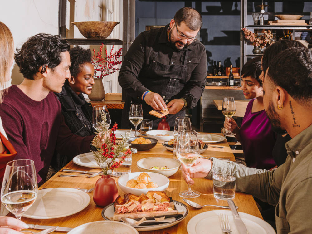 Immer einen Platz – mit OpenTable können Gäste unkompliziert einen Tisch in ihrem Lieblingsrestaurant reservieren / ©OpenTable GmbH