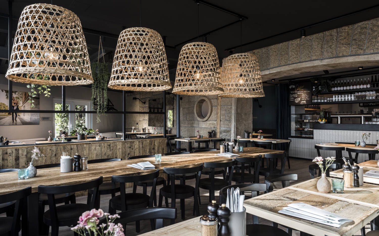 In beiden Cafés warten Pflanzen, schwere Holztische und ein hyggeliges Ambiente / ©Cotidiano