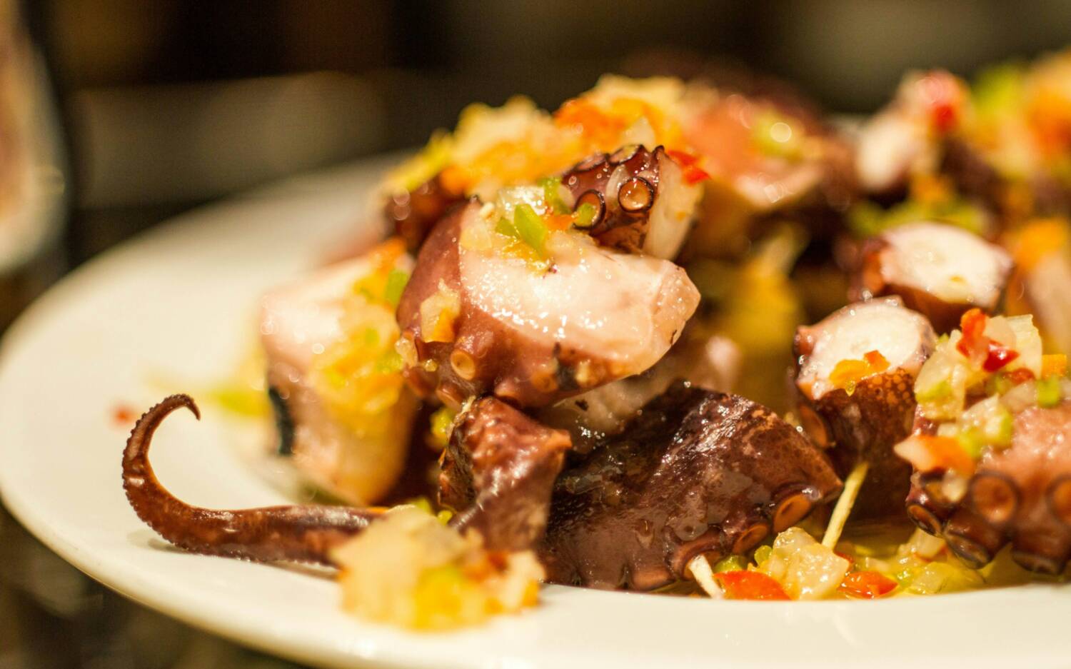 In der Trattoria La Tavernetta gibt es von allem ein bisschen was. Ein leckeres Pollo-Gericht darf da auch nicht fehlen, mit feinem gehacktem Gemüse und Kräutern / ©Unsplash/Andrea Huls Pare