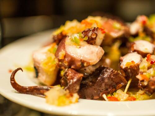 In der Trattoria La Tavernetta gibt es von allem ein bisschen was. Ein leckeres Pollo-Gericht darf da auch nicht fehlen, mit feinem gehacktem Gemüse und Kräutern / ©Unsplash/Andrea Huls Pare