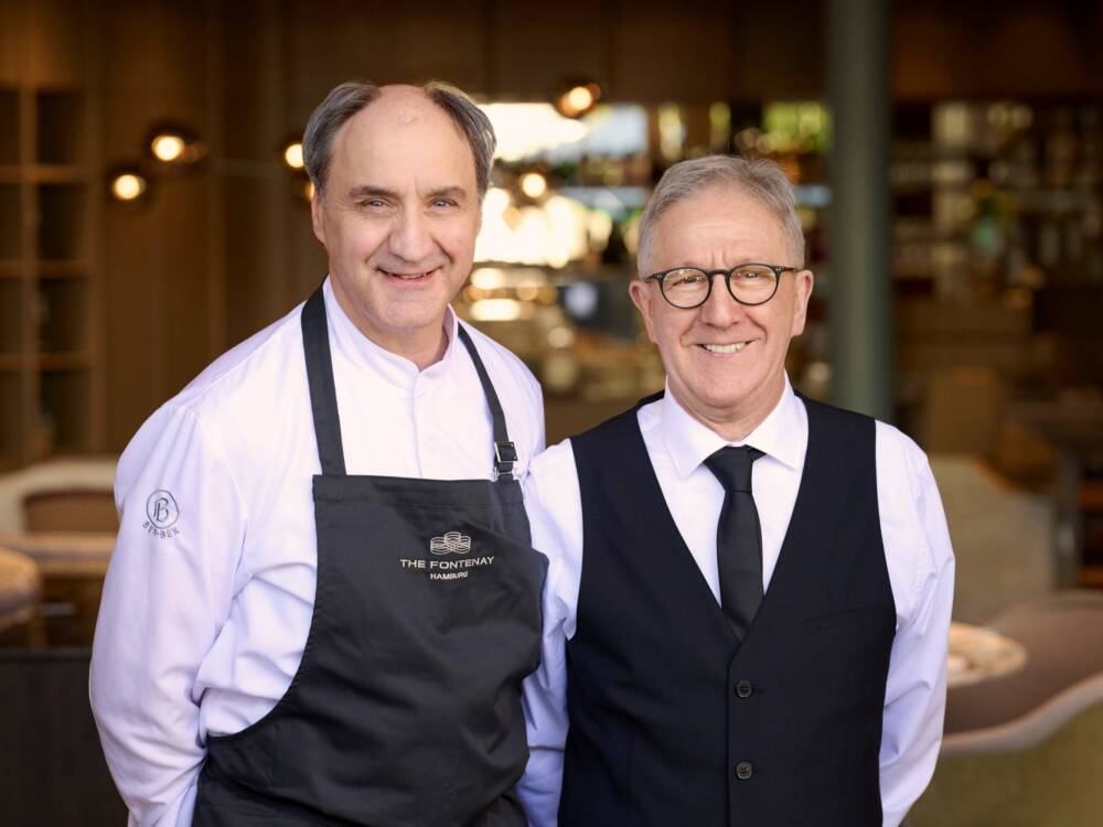 Küchenchef Jochen Kempf und Patron Francesco Delvecchio stehen gemeinsam in einem Restaurant / ©The Fontenay