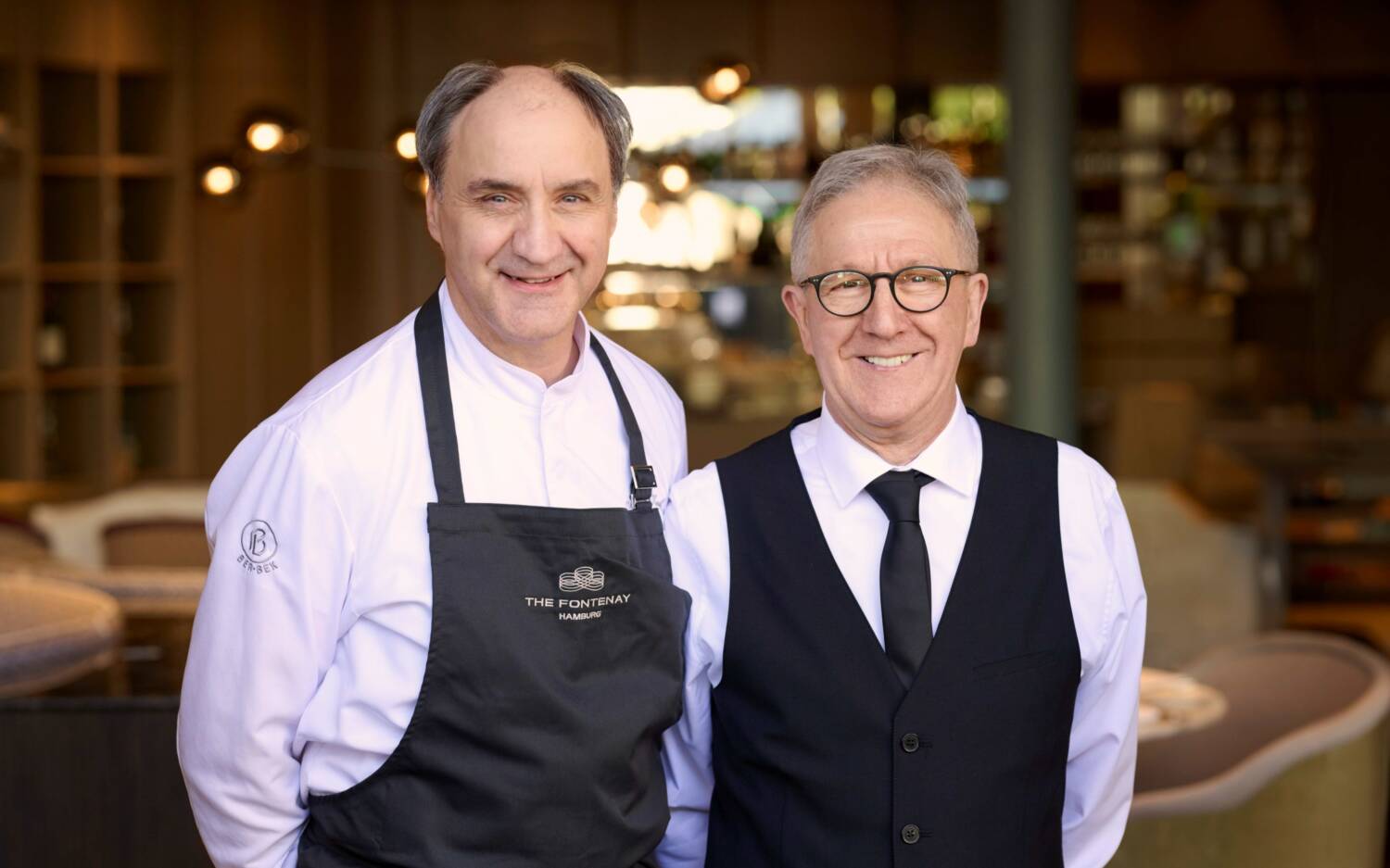 Küchenchef Jochen Kempf und Patron Francesco Delvecchio stehen gemeinsam in einem Restaurant / ©The Fontenay