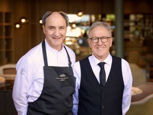 Küchenchef Jochen Kempf und Patron Francesco Delvecchio stehen gemeinsam in einem Restaurant / ©The Fontenay