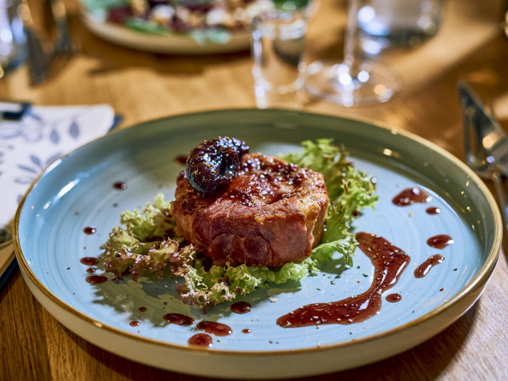 Kunstvoll angerichtet erreicht die Vorspeise den Tisch / ©Marc Sill