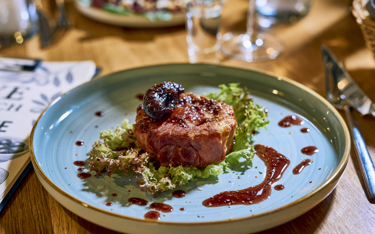 Kunstvoll angerichtet erreicht die Vorspeise den Tisch / ©Marc Sill