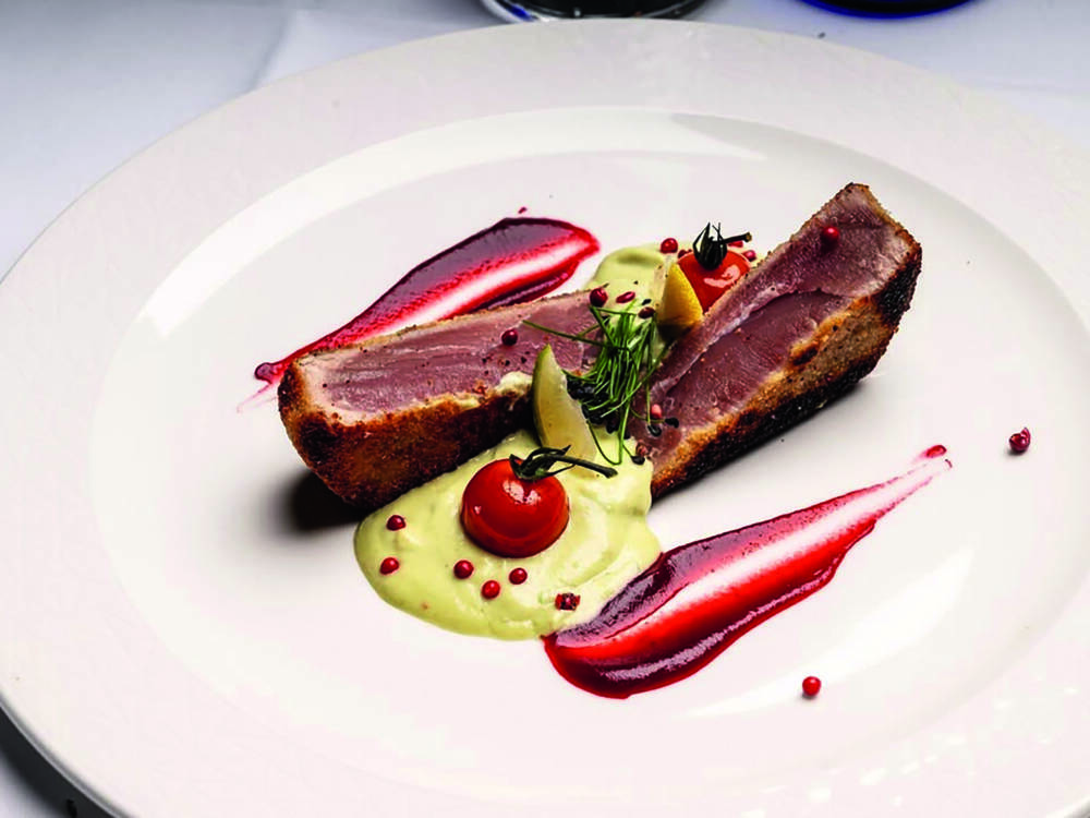 Kurz gegrilltes Thunfischfilet aus dem Mittelmeer in Avocado-Ingwer-Creme  / ©Fratelli