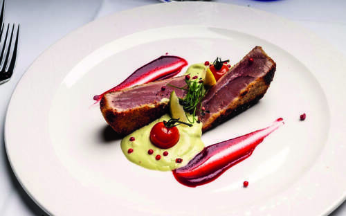 Kurz gegrilltes Thunfischfilet aus dem Mittelmeer in Avocado-Ingwer-Creme  / ©Fratelli