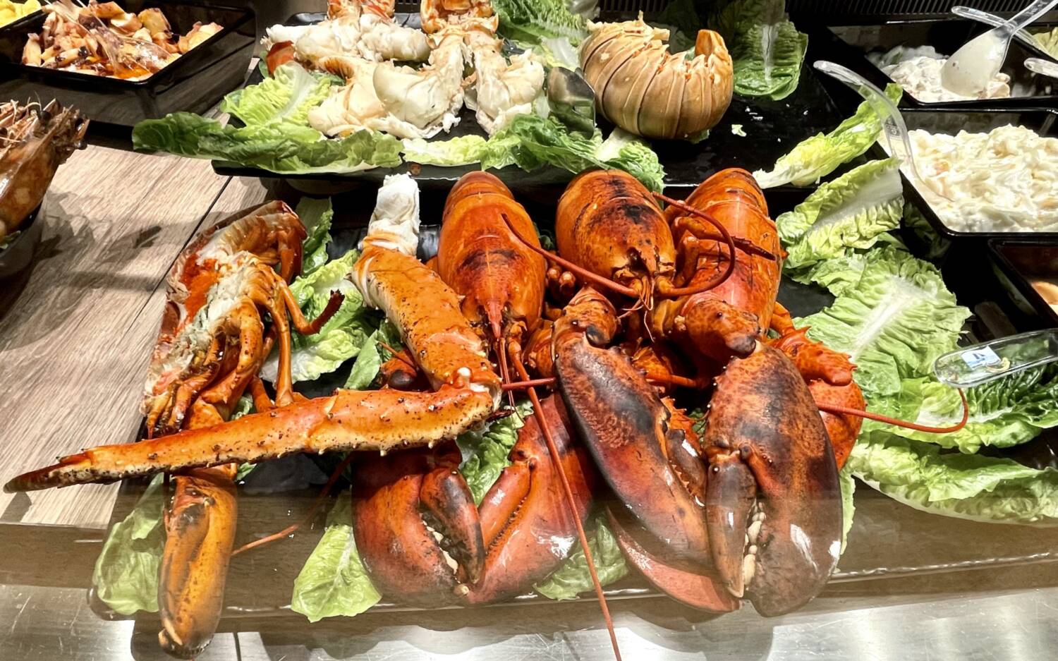 Langusten, Flusskrebsschwänze, Krabbencocktails, Hummer, Kaviar oder Riesengarnelen:  ein fest für Hummerleider / ©Foodbild/Peter Wagner