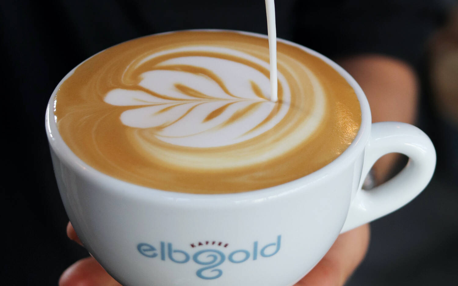 Latte Art können sie bei elbgold – und Kaffee ebenfalls / ©elbgold