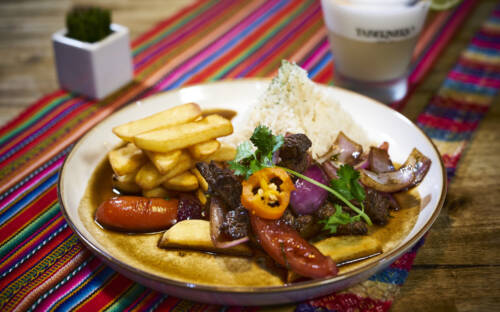 Lecker, lecker, lecker! Lateinamerika in Hamburg – traditionell zubereitetes Gemüse mit Fleisch in würziger Soße und dazu Kartoffelstreifen mit Reis. Kann da noch jemand widerstehen? / ©Marc Sill