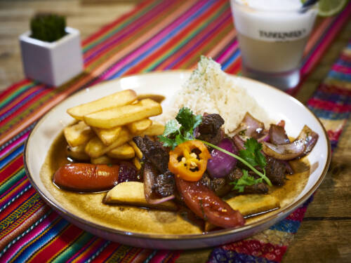Lecker, lecker, lecker! Lateinamerika in Hamburg – traditionell zubereitetes Gemüse mit Fleisch in würziger Soße und dazu Kartoffelstreifen mit Reis. Kann da noch jemand widerstehen? / ©Marc Sill