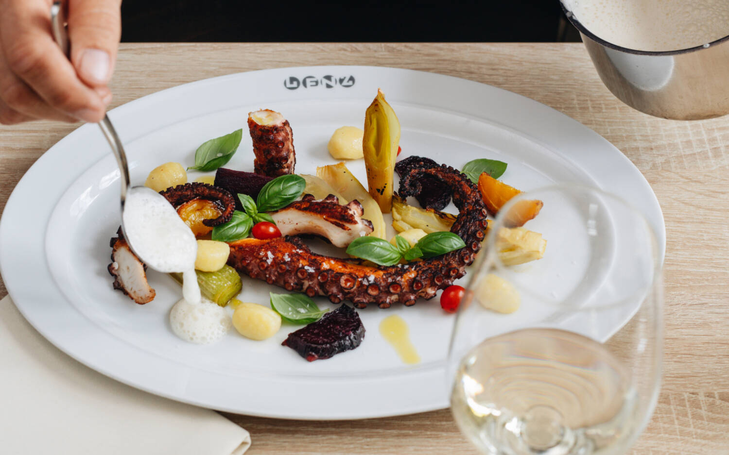 Lenz Leslie Himmelheber serviert im Lenz während des Umbaus vom Duvenstedter Kreisel ein besonderes Baustellenmenü  /©Julia Schumacher