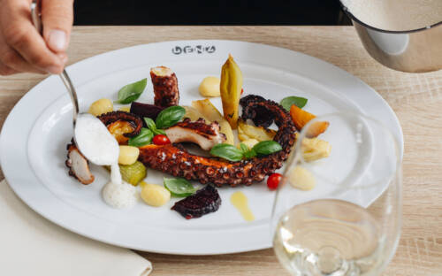 Lenz Leslie Himmelheber serviert im Lenz während des Umbaus vom Duvenstedter Kreisel ein besonderes Baustellenmenü  /©Julia Schumacher