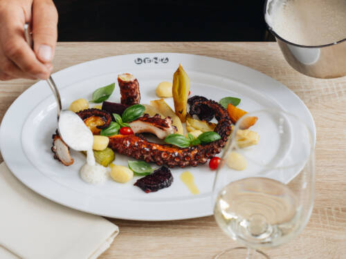 Lenz Leslie Himmelheber serviert im Lenz während des Umbaus vom Duvenstedter Kreisel ein besonderes Baustellenmenü  /©Julia Schumacher