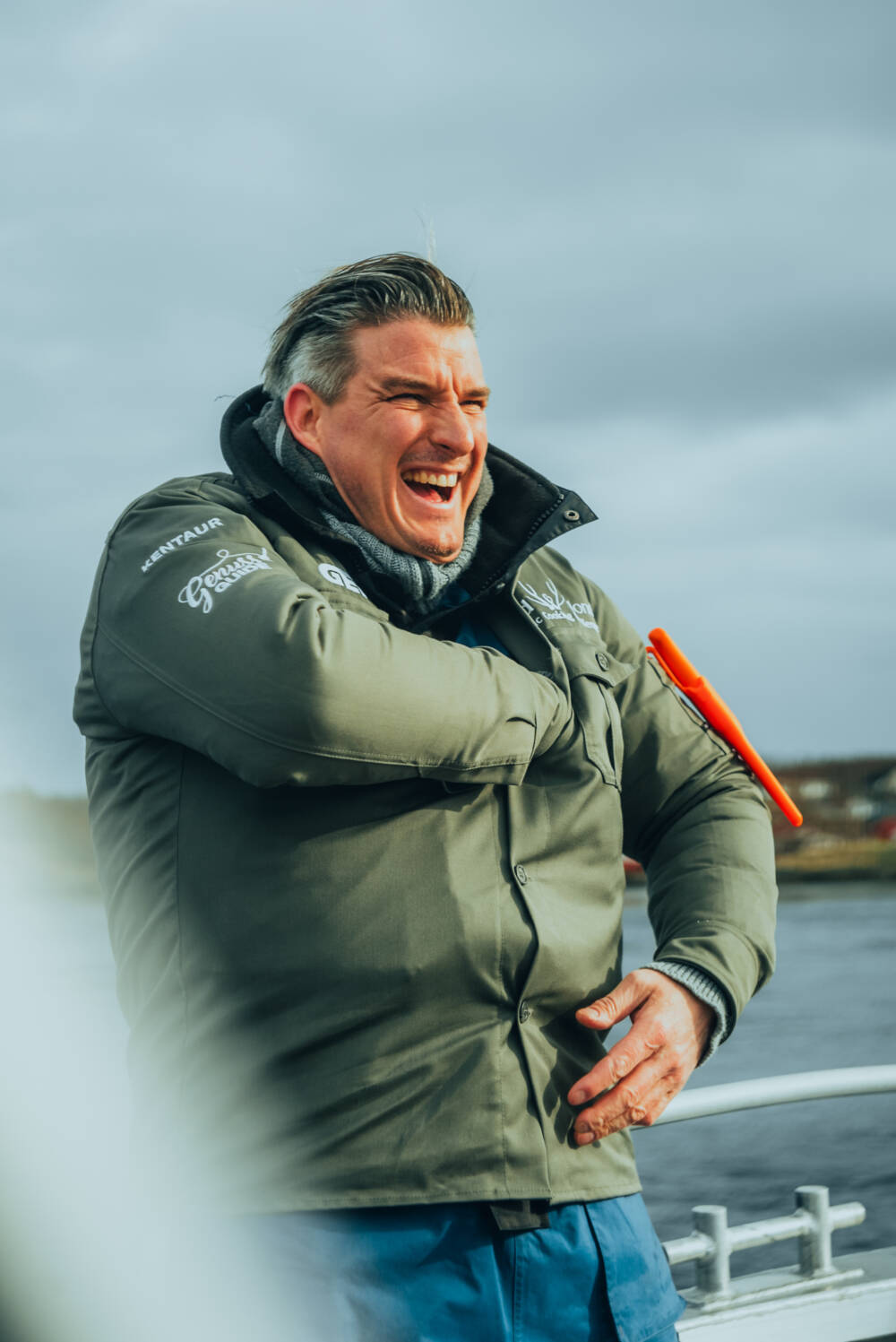 Matthias Gfrörer trägt bei dem Ausflug auf den Salstraumen eine Jacke mit Genuss-Guide-Logo / ©Julian Würzler