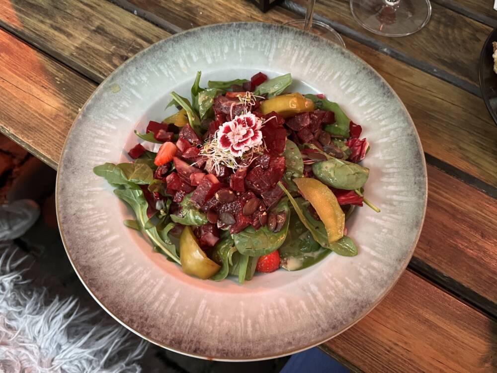 Mehr als Pizza: Im Jill begeistern neben Montanarinas auch kunstvoll angerichtete Salatkreationen / ©Genuss-Guide